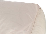Beige gepunktetes Kissen und weiche, cremefarbene Polsterung am Rand, Nahaufnahme der Oberseite.