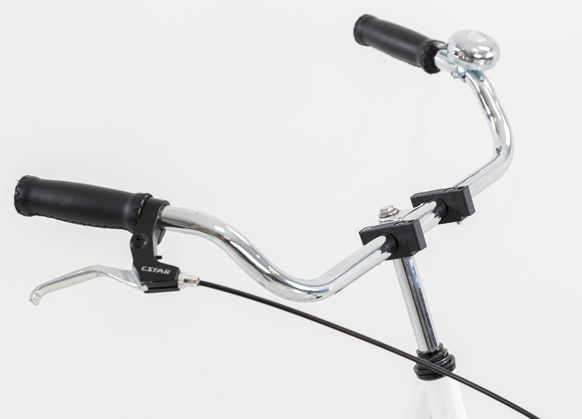 Nahaufnahme eines Fahrradlenkers mit schwarzen Griffen und Chromteilen, inklusive Bremshebel und einer Klingel.