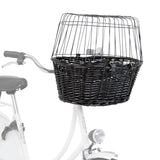 Schwarzer Fahrradkorb aus Flechtwerk mit Gitterabdeckung vorne am Lenker eines weißen Fahrrads.