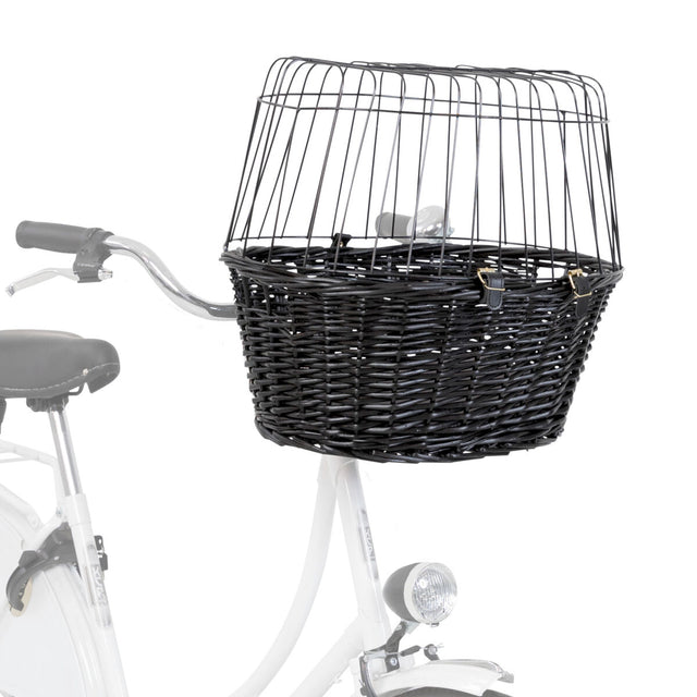 Schwarzer Fahrradkorb aus Flechtwerk mit Gitterabdeckung vorne am Lenker eines weißen Fahrrads.