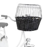 Schwarzer Fahrradkorb aus Flechtwerk mit Gitterabdeckung vorne am Lenker eines weißen Fahrrads.
