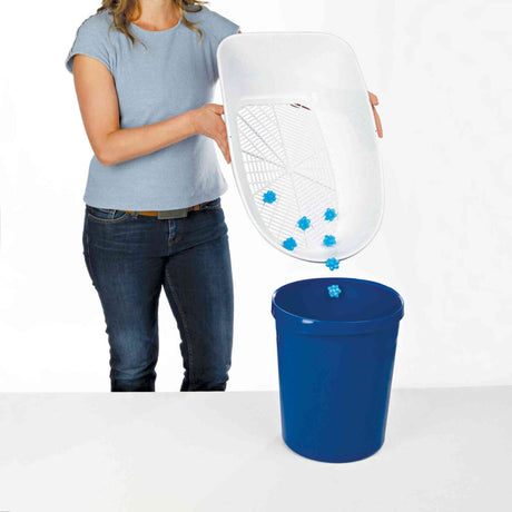 Eine Person mit graublauem Shirt hält ein weißes Sieb und lässt blaue Gegenstände in einen blauen Eimer fallen.