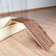 Holzrampe mit Struktur auf hellem Holzboden neben einem Gitterkäfig mit beige Bodenwanne.